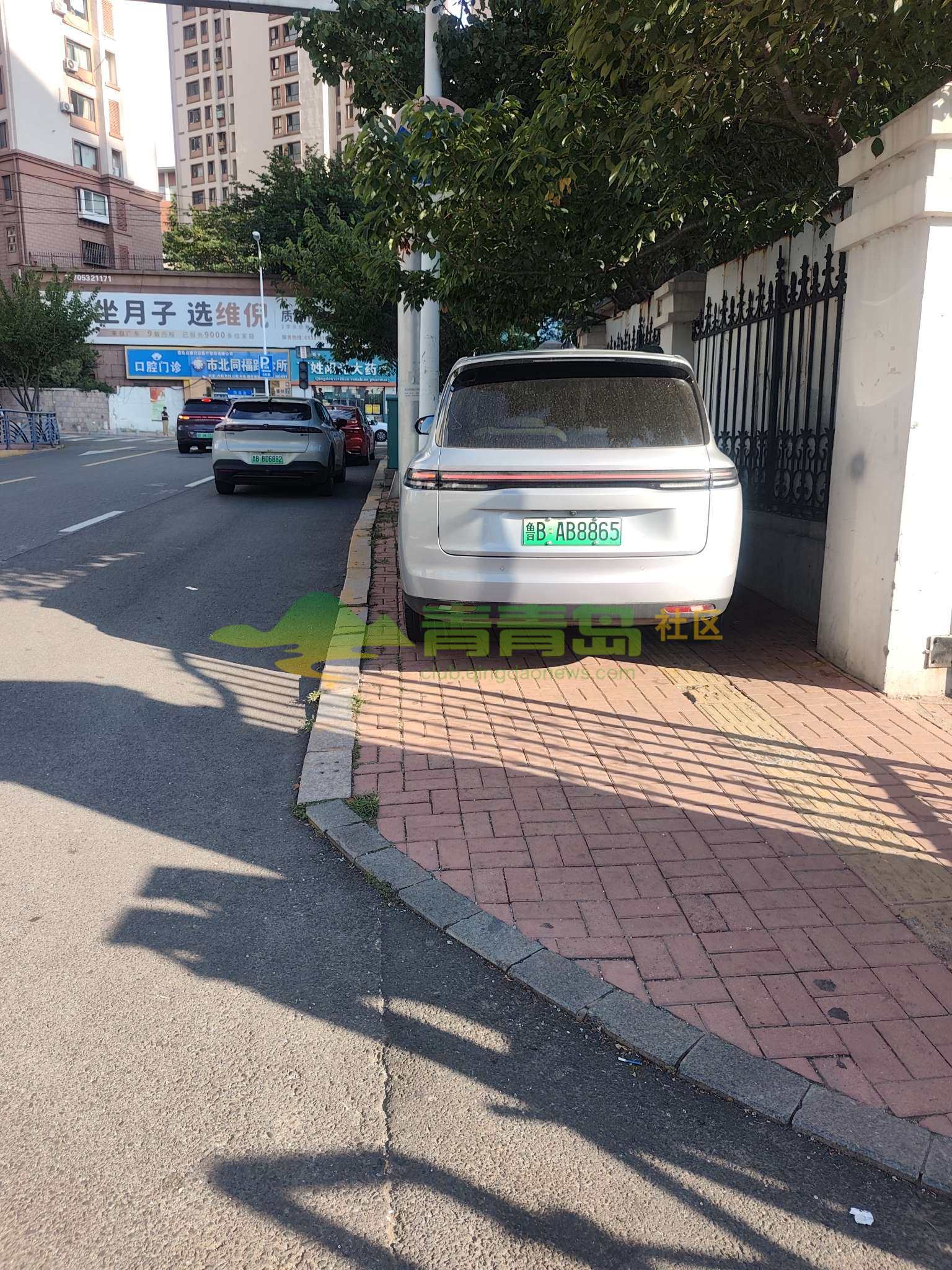 市北区同益路妇儿医院1号门人行道违停，这让行人飞过去吗？-青青岛社区