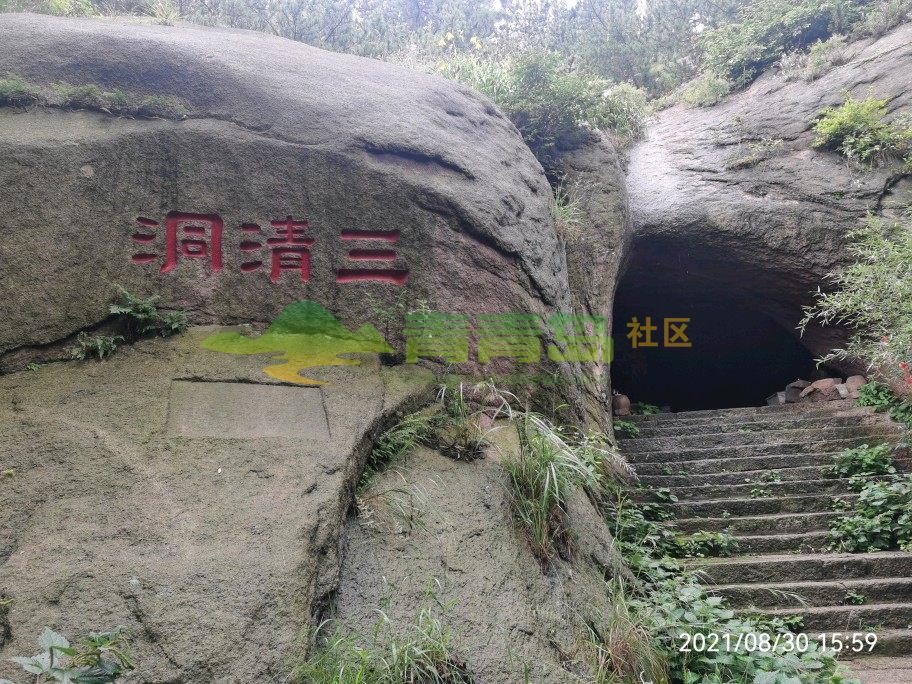 青岛市李沧区戴家山上的三清洞是一个香火挺旺的地方呢!