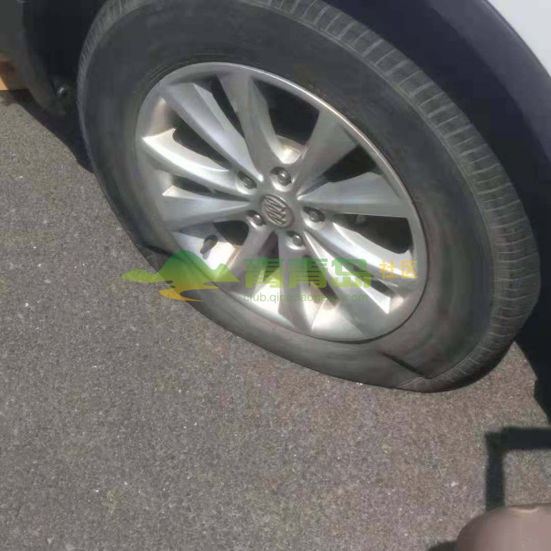 车胎突然爆了幸亏遇上警察叔叔帮忙换车胎