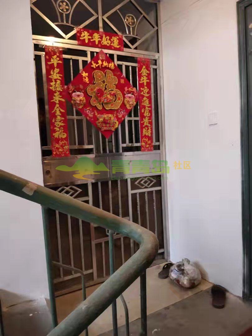北崂车站巷尚火锅楼上3/4/5楼都自己做了铁门,把楼道都占用了!