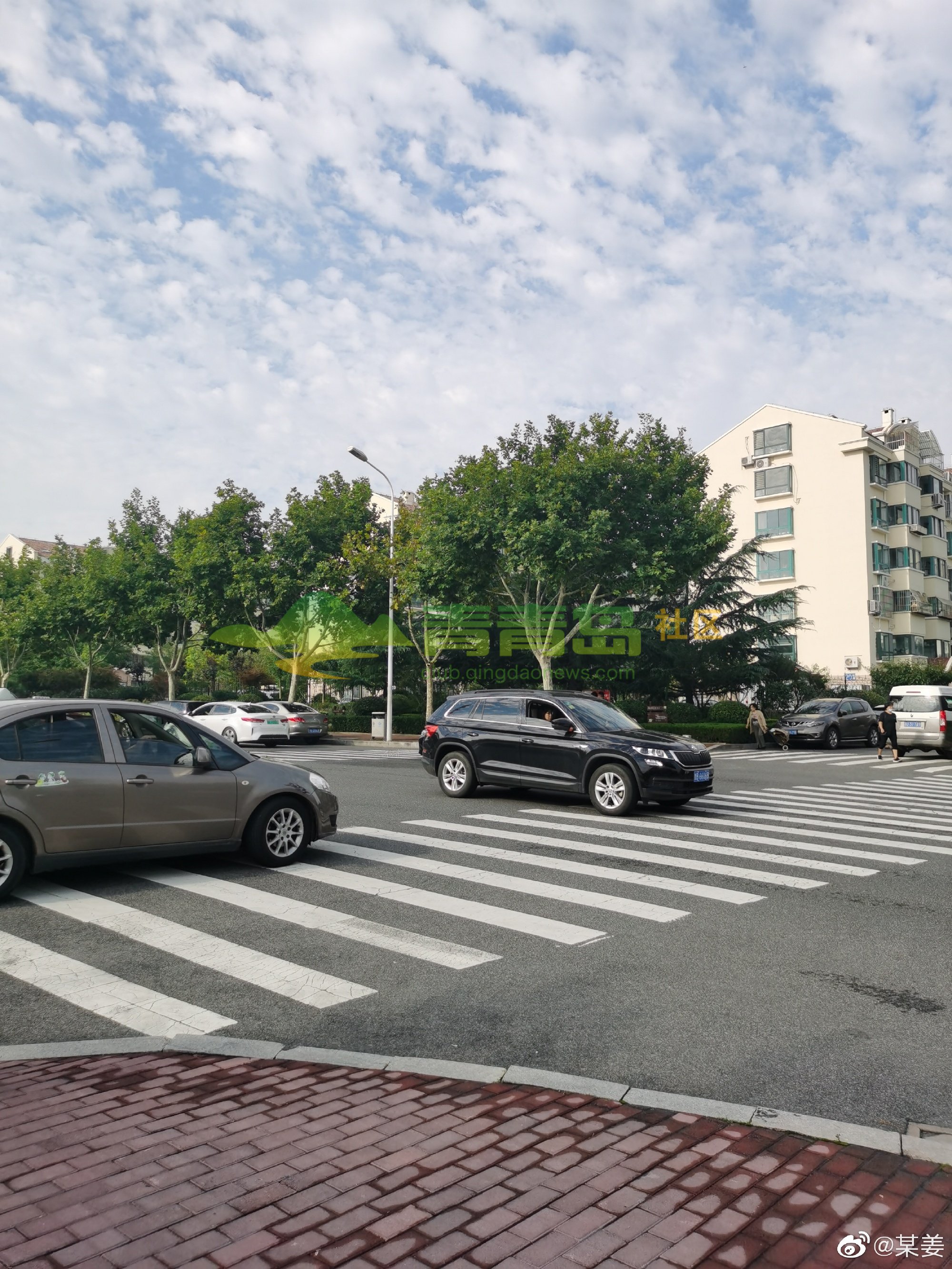外贸学院北门无名路与巨峰路十字路口建议增加红绿灯