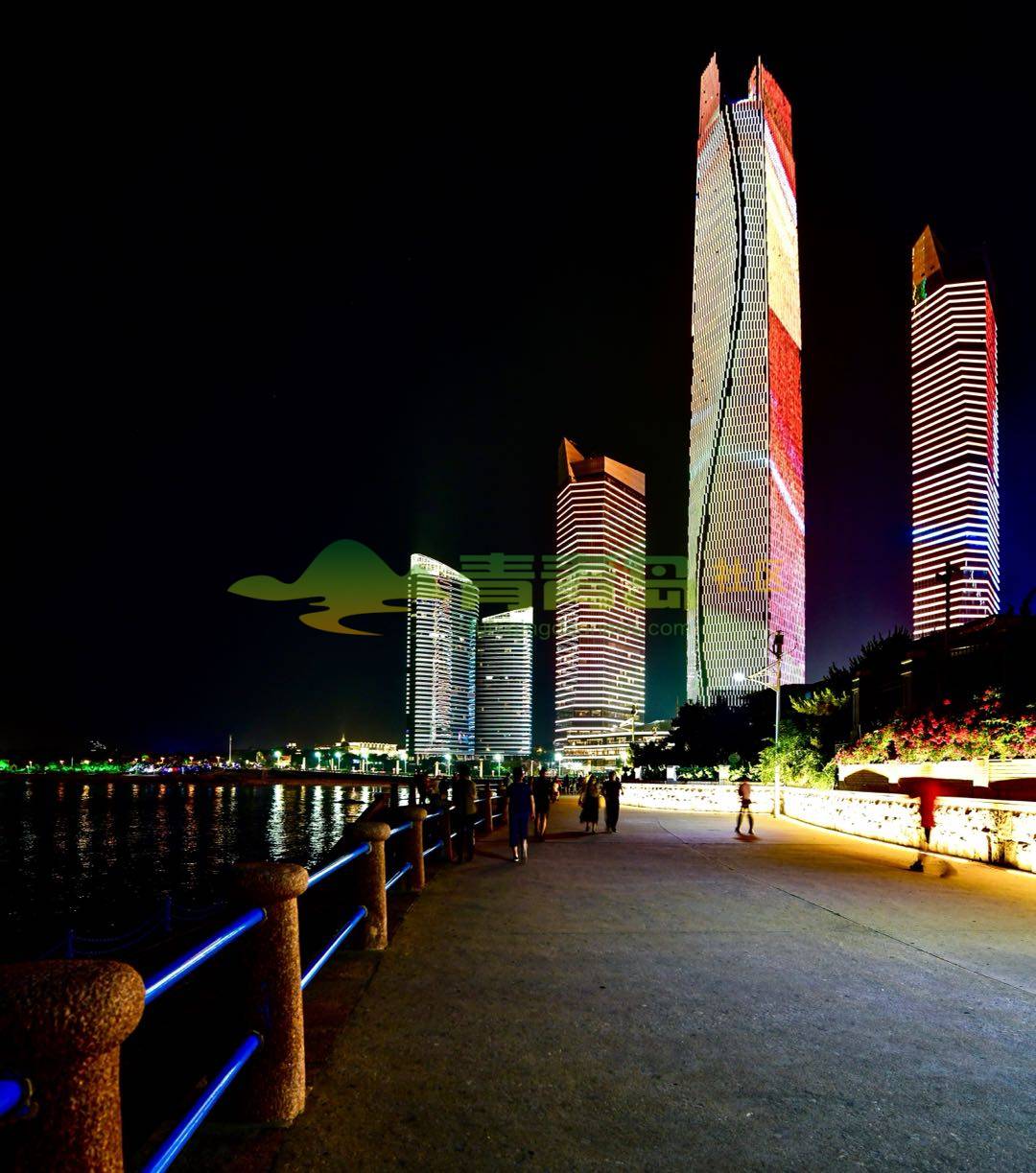 这是海天大酒店的外景灯光秀真壮观.晚上可以去游玩看看吧.