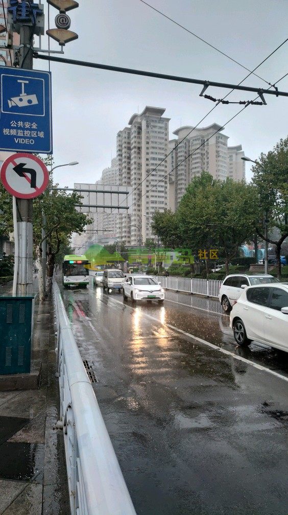 今天的天气预报小雨转大雨.雨仍然在下,出行注意安全.