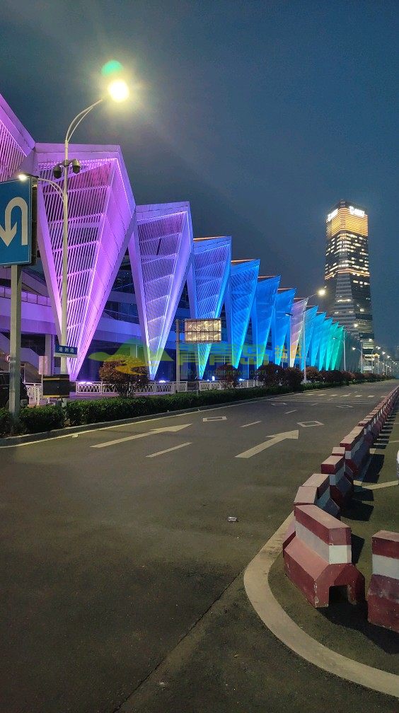 这是山东港口青岛港集团的一瞥.晚上亮化的很漂亮.