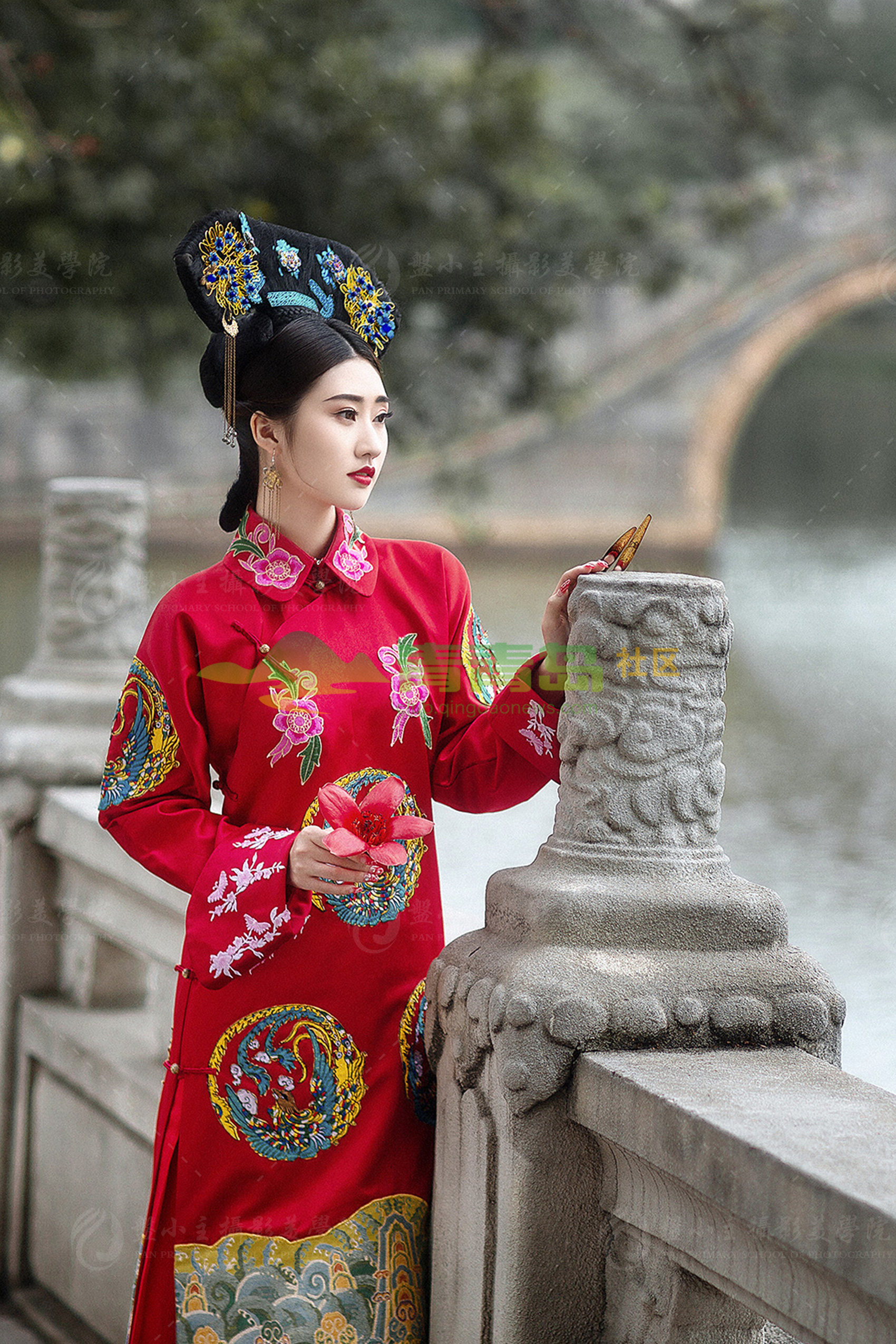 典型的清朝服饰,红色设计显示娇嫩,美艳,小巧.